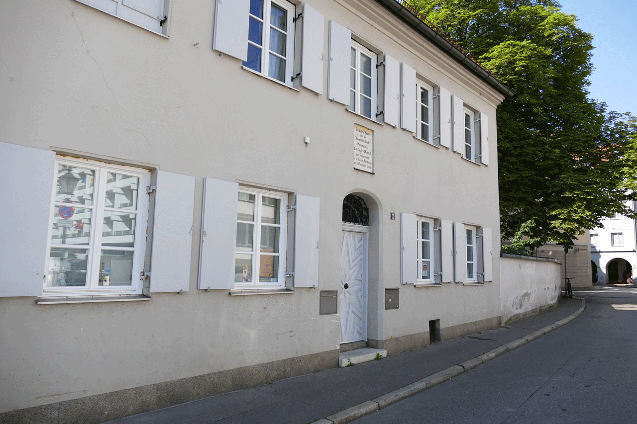 Das Haus in der Karmelitengasse in Augsburg, das Christoph von Schmid als Domkapitular bis zu seinem Tode bewohnte. Foto: Peter Paulus